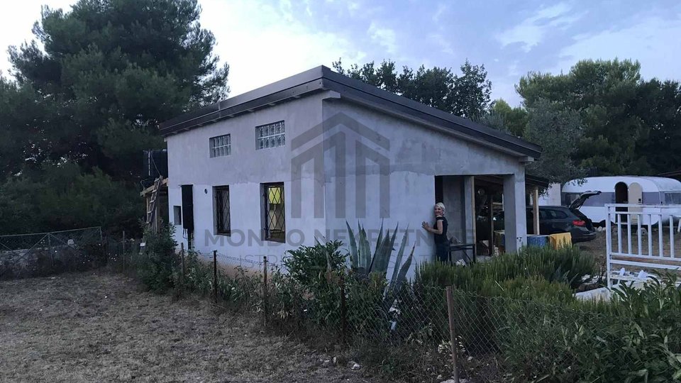 Istra, Peroj, prekrasna legalizirana vikendica sa 500 m2 okućnice