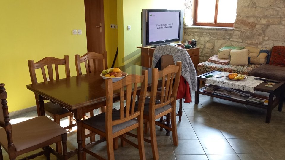 Istra, Pula, samostojeća renovirana kuća u Valturi sa okućnicom