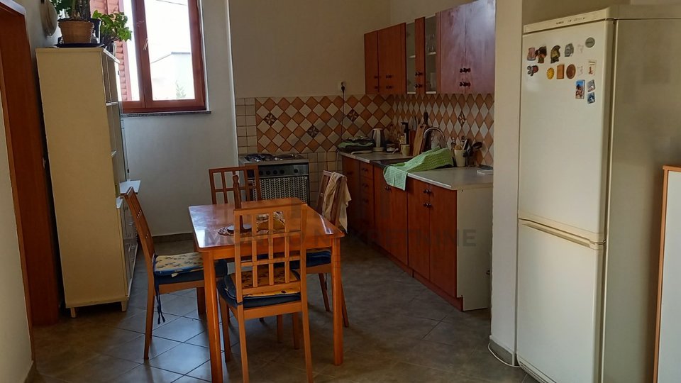 Istra, Pula, samostojeća renovirana kuća u Valturi sa okućnicom