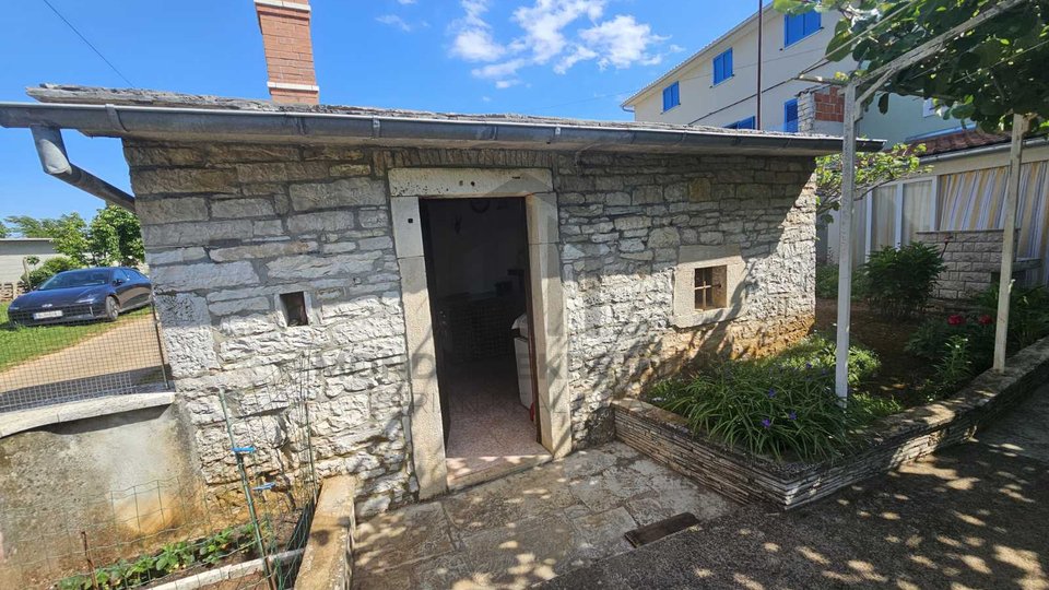 Istra, Žminj, okolica, starejša hiša z dodatnimi objekti