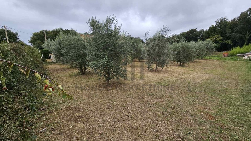 Istria, Pula, Nice land Galižana 550 m2 on the very line of urbanization by the road